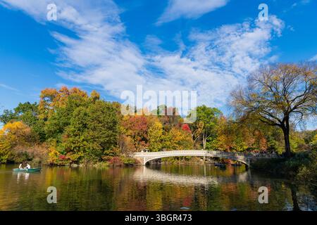 New York City, USA - 25. Oktober 2023: Menschen rudern im Central Park. Central Park mit herbstlicher Natur. Herbst Natur. New York City Central Park Stockfoto