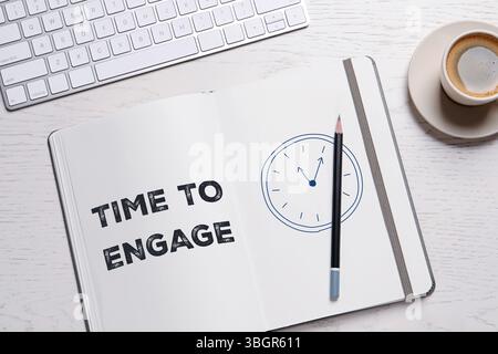 Zeit für die Interaktion. Wörter und Zeichnungen in Notizbuch, Bleistift, Kaffee und Computertastatur auf weißem Holztisch, Draufsicht Stockfoto