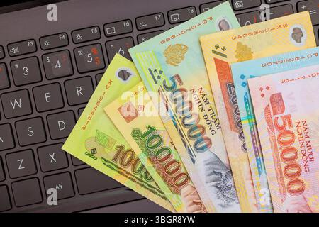 Verschiedene nominale vietnamesische Dong-Währungen auf der Tastatur zeigen die Aktivität des Geldwechsels im Marktumfeld an. Stockfoto