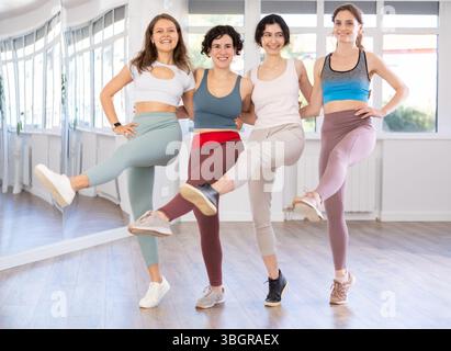 Gruppe von Frauen, die im Studio Volkstanz tanzen Stockfoto