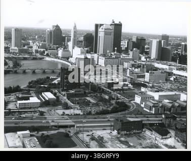 Eine Nordansicht der Innenstadt von Columbus mit den Interstates 70 und 71, dem Scioto River, Waterford Towers Condominiums, Bicentennial Park, Columbia Gas Building, und AEP Building. Stockfoto
