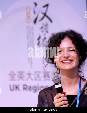 London, Großbritannien. Juni 2025. Ein Kandidat beantwortet Fragen der Richter beim UK Regional Final des 24. Chinesischen Meisterschaftswettbewerbs „Chinese Bridge“ für ausländische College-Studenten in London, Großbritannien, 5. Juni 2025. Quelle: Li Ying/Xinhua/Alamy Live News Stockfoto