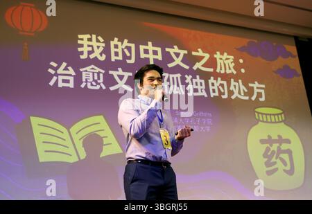 London, Großbritannien. Juni 2025. Ein Teilnehmer hält eine Rede beim UK Regional Final des 24. Chinesischen Meisterschaftswettbewerbs für ausländische Studenten in London, Großbritannien, 5. Juni 2025. Quelle: Li Ying/Xinhua/Alamy Live News Stockfoto