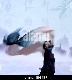 London, Großbritannien. Juni 2025. Ein Teilnehmer tanzt während der Talentaufführung beim UK Regional Final des 24. Chinesischen Brücken-Wettbewerbs für ausländische Studenten in London, Großbritannien, 5. Juni 2025. Quelle: Li Ying/Xinhua/Alamy Live News Stockfoto