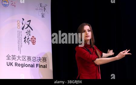 London, Großbritannien. Juni 2025. Ein Teilnehmer tanzt während der Talentaufführung beim UK Regional Final des 24. Chinesischen Brücken-Wettbewerbs für ausländische Studenten in London, Großbritannien, 5. Juni 2025. Quelle: Li Ying/Xinhua/Alamy Live News Stockfoto