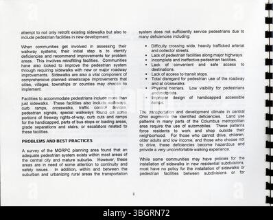 Der Leitfaden 1999 Fußgängereinrichtungen: Best Practices bietet den Gemeinden einen Rahmen für die Entwicklung oder Verbesserung von Fußgängerprogrammen. Es werden bewährte Strategien aus allen Vereinigten Staaten zusammengestellt, um die allgemeinen Mängel in der Fußgängerinfrastruktur zu beheben. Stockfoto