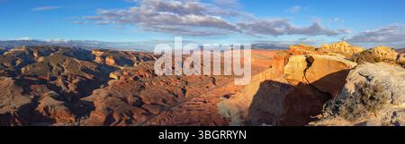 Diese atemberaubende Landschaft des Canyons wurde am frühen Morgen bei einer Winterwanderung von Navajo Knobs im Capitol Reef National Park, Utah, festgehalten. Stockfoto
