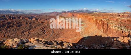 Diese atemberaubende Landschaft des Canyons wurde am frühen Morgen bei einer Winterwanderung von Navajo Knobs im Capitol Reef National Park, Utah, festgehalten. Stockfoto