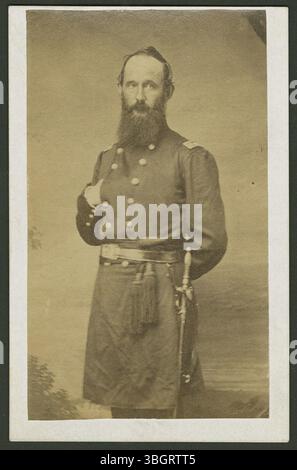 Dieses dreiviertel lange Foto zeigt William Parker Johnson in Uniform, aufgenommen zwischen 1861 und 1864. Johnson, ein Arzt und Mitglied der 18. Ohio Volunteer Infantry, diente während des Bürgerkriegs als Chirurg. Stockfoto