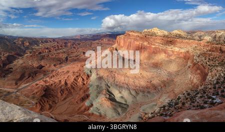 Dies ist ein landschaftlich reizvolles Winterpanorama des Capitol Reef National Park, der das Schloss, die Navajo Knobs und das wunderschöne Canyon Country darunter umfasst. Stockfoto