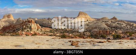 Ein malerisches Panorama der wunderschönen Navajo Sandsteinmonolithen im Capitol Reef National Park, aufgenommen auf einer Wanderung am Wintermorgen von Navajo Knobs. Stockfoto