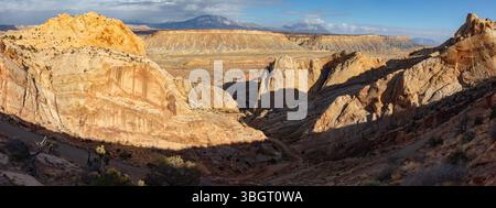 Die Serpentinen des Burr Trail ziehen sich vom Talboden im Waterpocket Fold District des Capitol Reef National Park, Utah, hinauf. Stockfoto