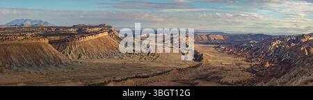 Ein atemberaubendes Panorama der Waterpocket Fold vom Strike Valley Overlook im Capitol Reef National Park, Utah. Stockfoto