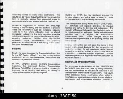 Der Leitfaden 1999 Fußgängereinrichtungen: Best Practices bietet lokalen Gemeinschaften eine Ressource zur Verbesserung oder Entwicklung der Fußgängerinfrastruktur und betont Strategien für die Verbesserung der Sicherheit, Zugänglichkeit und Gehbarkeit. Stockfoto