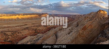 Das letzte Licht auf der Waterpocket Fold und den Mesas über dem wunderschönen Strike Valley, vom Strike Valley Overlook im Capitol Reef National Park, Utah. Stockfoto