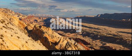 Sonnenaufgang im wunderschönen Strike Valley und die farbenfrohe Waterpocket Fold, aufgenommen vom Strike Valley Overlook im Capitol Reef National Park, Utah. Stockfoto