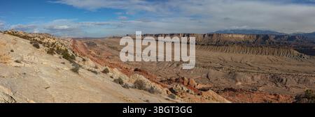 Dies ist ein Panorama auf das wunderschöne Strike Valley und die farbenfrohen, geneigten Schichten der Waterpocket Fold im Capitol Reef National Park, Utah. Stockfoto