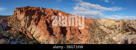 Die farbenfrohen, geneigten Schichten der Waterpocket Fold im Capitol Reef National Park, die während einer Winterwanderung von Upper Muley Twist aufgenommen wurden. Stockfoto