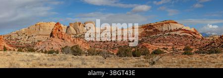 Ein malerisches Panorama auf den Peek-A-Boo Arch und die umliegende Landschaft im Waterpocket Fold District des Capitol Reef National Park, Utah. Stockfoto