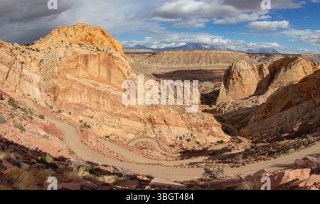 Die Serpentinen des Burr Trails werden vom Talboden im Waterpocket Fold District des Capitol Reef National Park, Utah, hochgezogen. Stockfoto