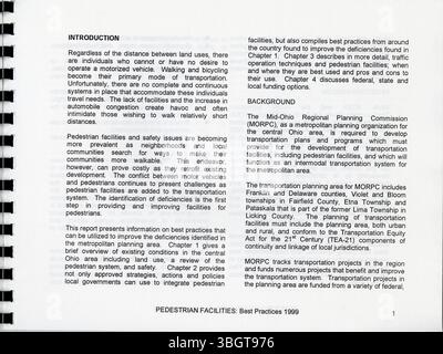 Seite 12 des Leitfadens für bewährte Verfahren für Fußgängereinrichtungen 1999 enthält wichtige Empfehlungen zur Verbesserung der Fußgängerinfrastruktur, wobei der Schwerpunkt auf der Verbesserung der Sicherheit, Gehbarkeit und Zugänglichkeit in städtischen Gebieten liegt. Stockfoto