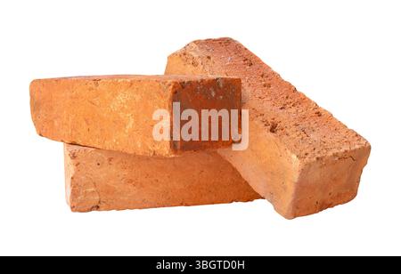 Die Seitenansicht von drei gerissenen alten roten oder orangen Ziegeln im Stapel ist auf weißem Hintergrund mit Beschneidungspfad isoliert. Stockfoto