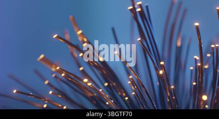 Leuchtende Glasfaserstränge auf blauem Hintergrund Stockfoto