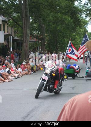 Bei der Doo Dah Parade 2011 in Columbus waren Gruppen wie die Anthony Weiner Kosher Hot Dog Brigade und Batman vertreten. Diese schrullige Veranstaltung zum Unabhängigkeitstag, die seit 1984 jährlich stattfindet, feiert den exzentrischen Geist des kurzen Nordens. Stockfoto