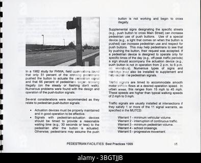 Der Leitfaden für Best Practices für Fußgängereinrichtungen 1999 bietet lokalen Gemeinden Empfehlungen zur Entwicklung oder Verbesserung von Fußgängerprogrammen. Es konsolidiert Best Practices aus den ganzen USA, um häufige Mängel in der Fußgängerinfrastruktur zu beheben. Stockfoto