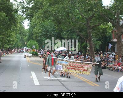 Ein Blick auf die Doo Dah Parade 2011 am 4. Juli, die im kurzen Norden von Columbus, Ohio, stattfand. Die Parade führte einzigartige Teilnehmer wie die „Anthony Weiner Kosher Hot Dog Brigade“ und „Cork My Ride“ fort, die die 1984 begonnene Tradition fortsetzten. Stockfoto