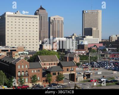 2014 Luftaufnahmen über der East Gay Street in Columbus, Ohio, umfassen eine westliche Sicht auf das Continental Centre, das Ohio Bell Building und das Nachbarschaftsgebäude. Die Büros in der 306 East Gay Street und die Apartments in der Normandie in der East Long Street zeigen die Nordsicht. Blick auf Markt und Kunstskulpturen im Preis inbegriffen. Stockfoto