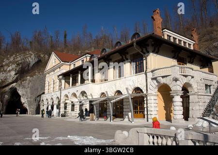 Postojna, Slowenien - 15. Januar 2022: Touristeninformationszentrum Postojna an einem Wintertag in Slowenien. Stockfoto
