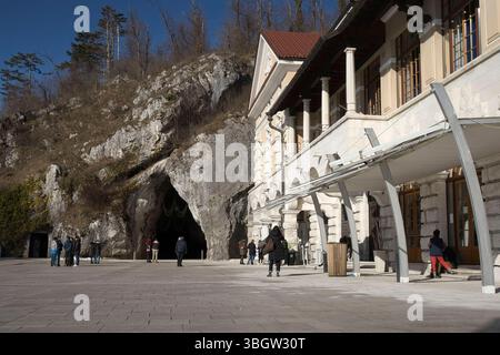 Postojna, Slowenien - 15. Januar 2022: Postojna Höhle neben dem Informationszentrum an einem sonnigen Wintertag in Slowenien. Stockfoto