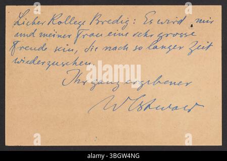 Diese 1925 erschienene Postkarte von Wilhelm Ostwald an Georg Bredig bietet eine kurze Kommunikation zwischen zwei renommierten Wissenschaftlern auf dem Gebiet der physikalischen Chemie. Ostwald erhielt den Nobelpreis für Chemie für seine Beiträge zur Katalyse und zum chemischen Gleichgewicht, während Bredig unter seiner Mentorschaft kolloidale Metalle studierte. Stockfoto