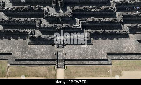 Ein atemberaubender Blick aus der Vogelperspektive zeigt die geometrischen Korridore und die komplizierten Terrassen von Borobudur, dem größten buddhistischen Tempel der Welt, der seine antike Schönheit zeigt Stockfoto
