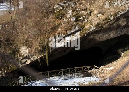 Die Postojna-Höhle öffnet sich an einem sonnigen Wintertag in Slowenien. Stockfoto
