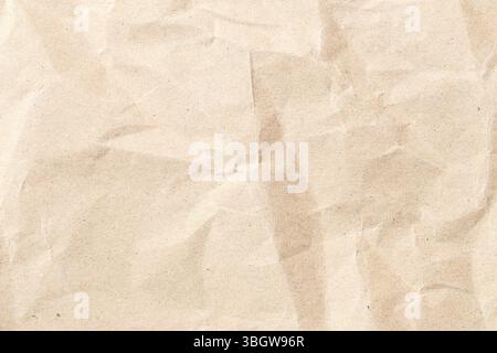 Dieses Bild verfügt über einen strukturierten, zerknitterten Papierhintergrund in beigefarbenem Ton, der sich perfekt für kreative Projekte, Designvorlagen und künstlerische Hintergründe eignet. Stockfoto