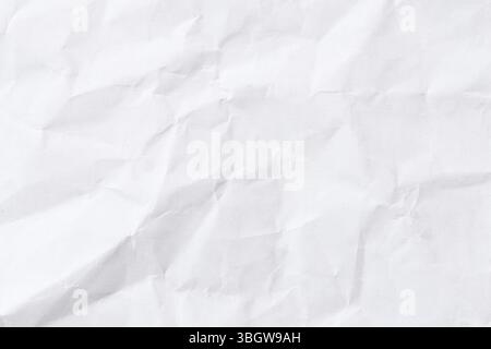 Nahaufnahme von zerknittertem weißem Papier für eine einzigartige Textur. Ideal für Hintergründe in Designprojekten, Präsentationen oder künstlerischen Displays. Stockfoto