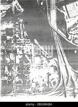 Der Bericht der Riverfront Development Task Force 1984 enthält wichtige Empfehlungen für den Riverfront Strategic Plan, der auf die Wiederbelebung des Flussufers in Columbus, Ohio, abzielt, mit dem Schwerpunkt auf der Verbesserung der städtischen Infrastruktur, des Engagements der Gemeinden und des Zugangs zum Wasser. Stockfoto
