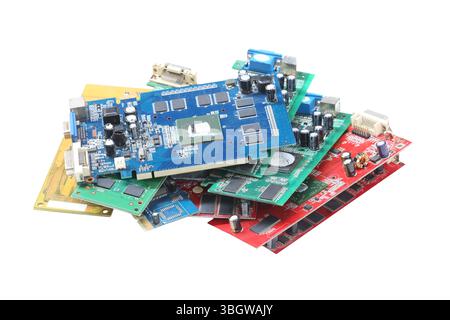 Bunte Leiterplatten, die isoliert auf weißem Hintergrund zusammengestapelt sind und Schnittpfade aufweisen. Ideal für die Illustration von Technologie und Innovation. Stockfoto