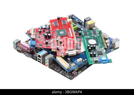 Farbenfrohe Leiterplatten, die sich für Technologiemethoden auf weißem Hintergrund stapeln und über Schnittpfade verfügen. Ideal für technologieorientierte Themen Stockfoto