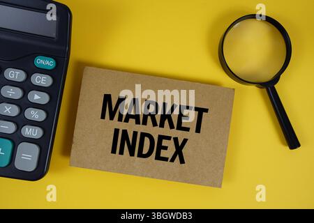Market Index Text mit Lupe anc Rechner auf gelbem Hintergrund Stockfoto