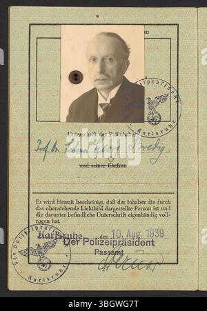 Georg Bredigs Deutscher Reichspass 1939. Bredig war ein deutscher physikalischer Chemiker, der für seine Arbeit mit Katalysatoren, Reaktionskinetik und Elektrochemie bekannt war. Seine Bredig's Arc-Methode revolutionierte die Herstellung kolloidaler Metalllösungen. Bredig arbeitete mit führenden Wissenschaftlern zusammen und lehrte an der Technischen Hochschule bis 1933, als er aufgrund der NS-Politik zum Rücktritt gezwungen wurde. 1940 emigrierte er in die Vereinigten Staaten. Stockfoto