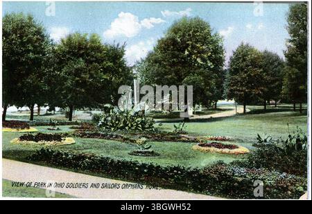 Diese farbige Aussicht zeigt die Gärten und Pfade des Parks im Ohio Soldiers and Sailors Waisenkinder Home in Xenia, Ohio. Das Bild zeigt eine ruhige Landschaft mit gut gepflegten Wegen und Grünflächen. Stockfoto