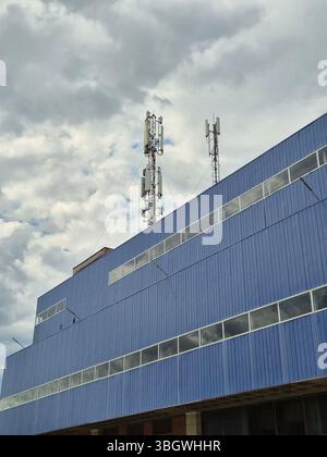 Telekommunikationsmasten, Mobilfunkmasten, 4G, 5G auf dem Dach des Unternehmens. Stockfoto