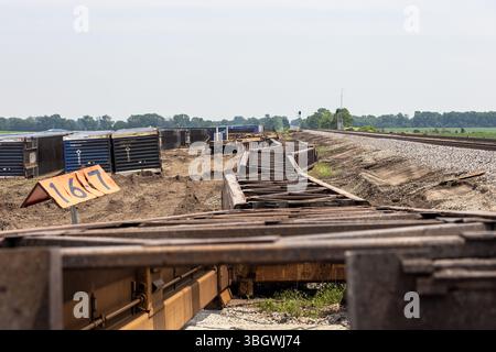 Zerstörte Triebwagen und Container zogen von den freigelegten Gleisen, nachdem ein weiterer Zug durch starken Wind und einen möglichen Tornado in der Nähe von Fort Madis entgleist worden war Stockfoto