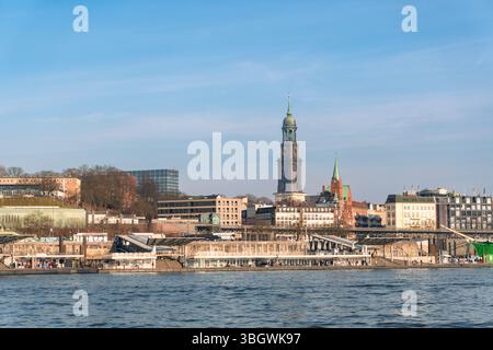 Landungsbrücken und St. Michaelis Kirche in Hamburg an einem sonnigen Tag Stockfoto