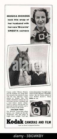 Ein alter Werbespot für eine Kodak „Brownie“-Kamera, der von der Autorin Monica Dickens promoviert wurde – und enthält ein Foto (Schnappschuss), das sie von ihrem Mann Roy O Stratton gemacht hat. Es erschien in einer Zeitschrift, die 1959 in Großbritannien veröffentlicht wurde. Die Brownie war eine Serie von Kameramodellen von Eastman Kodak. Das Modell, das Dickens hält, ist ein in Großbritannien hergestelltes Cresta II-Modell mit Kunststoffgehäuse, das Ende der 1950er Jahre hergestellt wurde Es wurde 120 (6 x 6 cm negativ) Film verwendet. Monica Dickens (1915–1992) war eine britische Schriftstellerin, die Urenkelin von Charles Dickens – Vintage-Grafiken der 1950er Jahre. Stockfoto