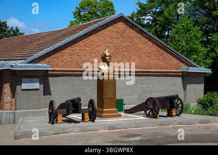 ASOV, RUSSLAND - 21. MAI 2025: Büste von Suworow auf dem Territorium des Museums „Pulverkeller“. Asow, Region Rostow Stockfoto