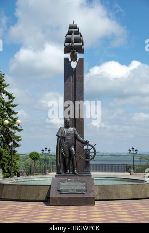 ASOV, RUSSLAND - 21. MAI 2025: Denkmal für Admiral Lazarev und das Schiff Asov aus der Nähe. Asow, Region Rostow Stockfoto